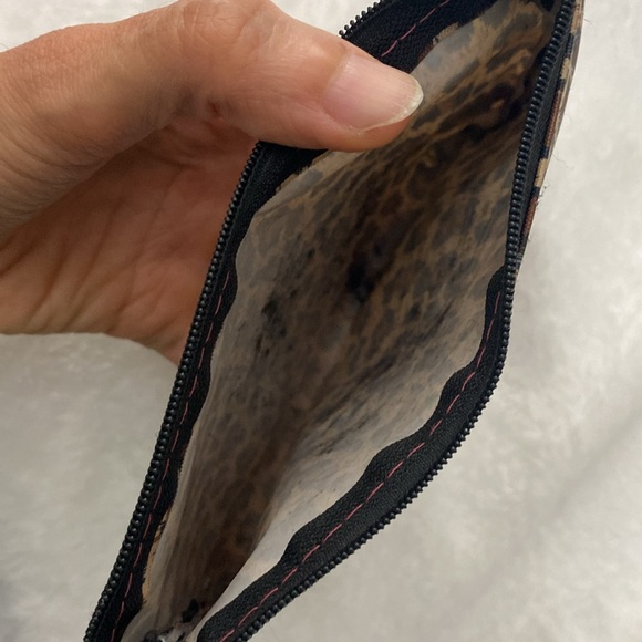 Leopard print cosmetic pouch - Picture 7 of 16